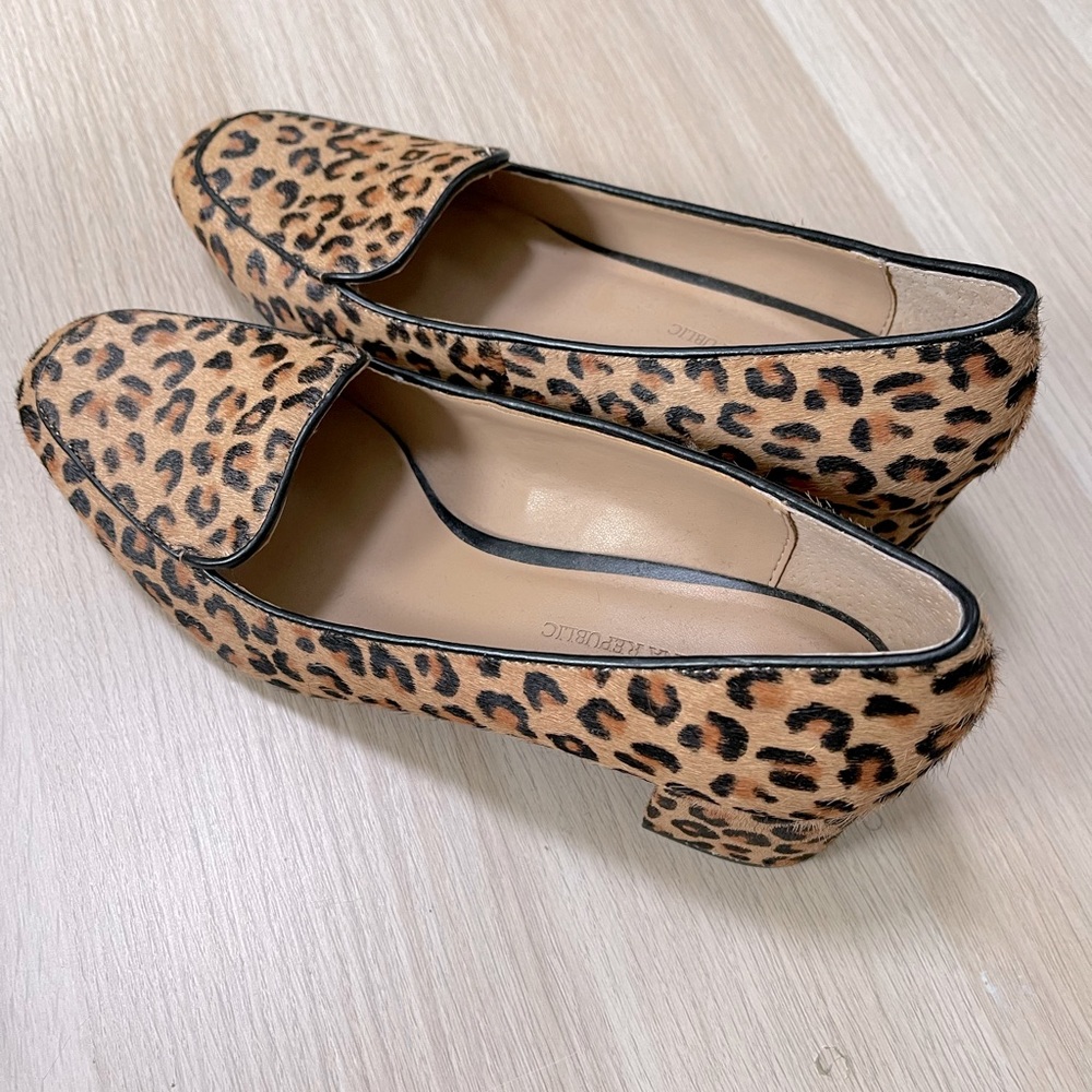 Banana Republic Calf Hair Loafer Shoes Sz 7 (runs large 7 1/2) Leopard print